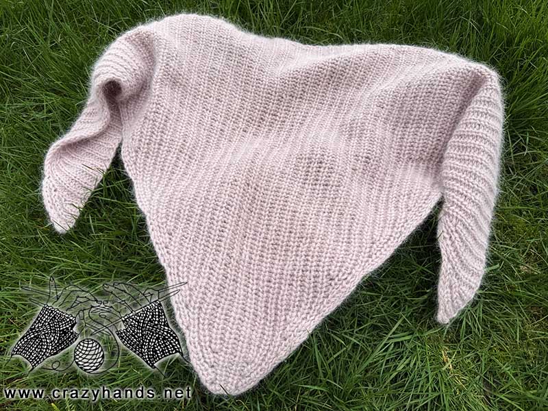 knit baktus scarf - close-up view