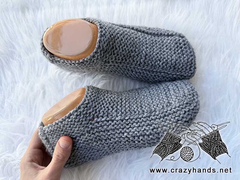 flat knit low-cut men's size slippers on the mannequin's feet