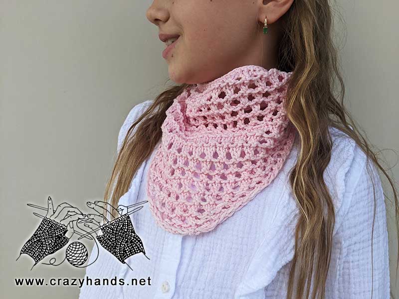 knit triangular mesh scarf on the girl model - left side view